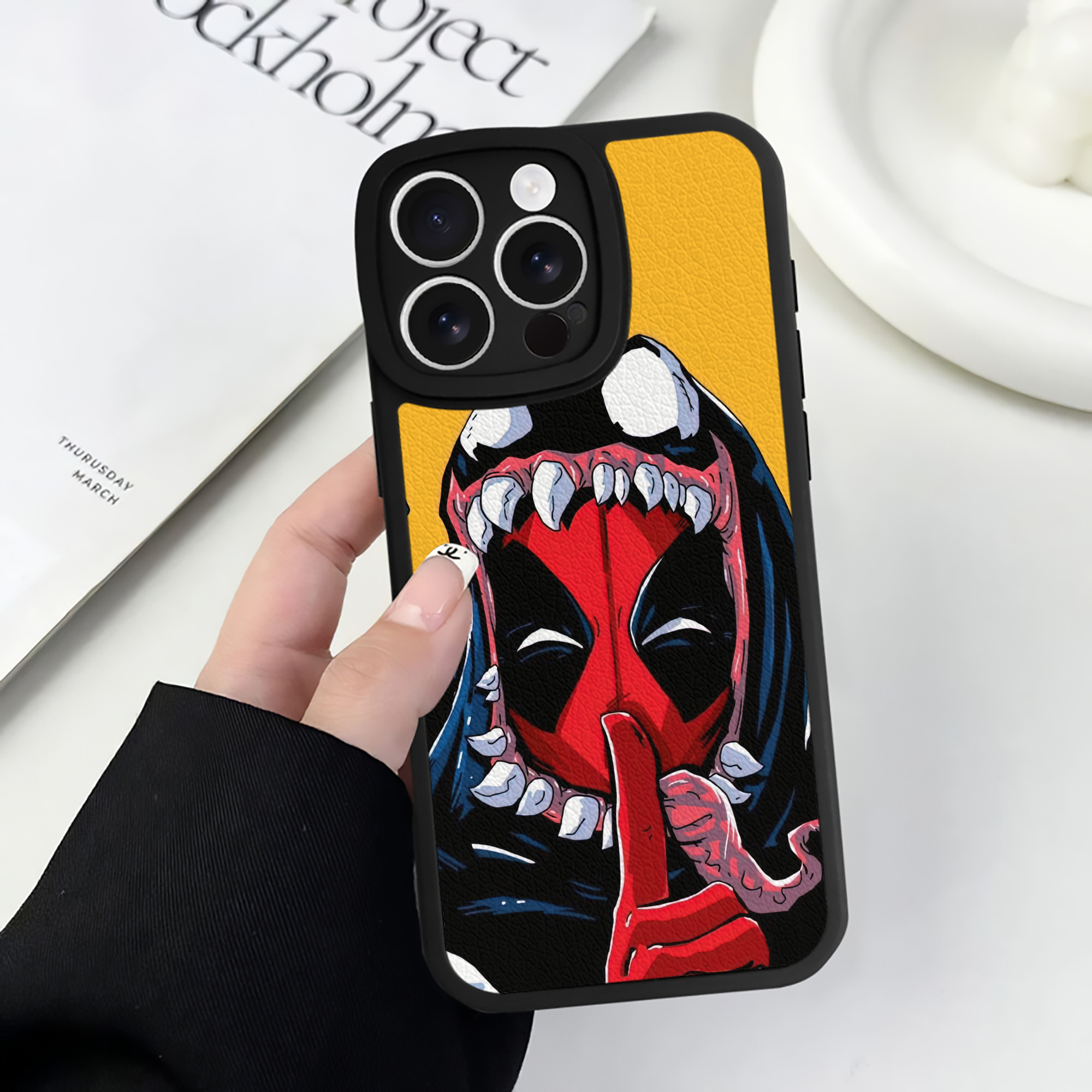 （画像用） Deadpool デッドプール 【iPhone 16シリーズ対応】シリコンスマホケース（レザー調） 材質：シリコン
